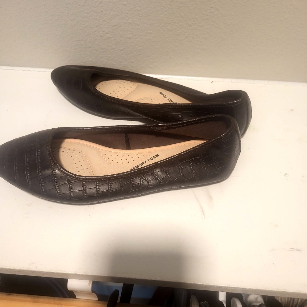 SO Brown Croc Embossed Pointy Toe Flats 8.5 Memory Foam